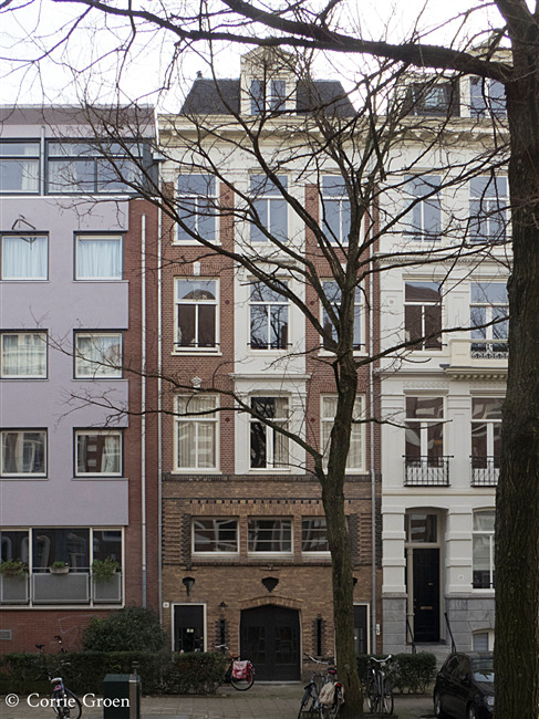 Commelinstraat 16 met onderin de verbouwing in Amsterdamse School-stijl.
              <br/>
              Corrie Groen, 2015-12-30